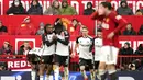 Pemain Fulham merayakan gol yang dicetak oleh Calvin Bassey ke gawang Manchester United pada laga pekan ke-26 Premier League 2023/2024 di Stadion Old Trafford, Sabtu (24/2/2024). (AP Photo/Dave Thompson)