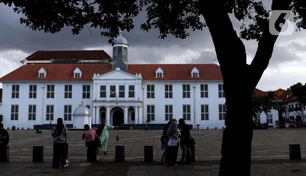 Warga berjalan-jalan di kawasan wisata Kota Tua Jakarta, Rabu (9/12/2020). Libur pelaksanaan Pilkada Serentak 2020 dimanfaatkan sejumlah warga untuk berwisata di kawasan Kota Tua Jakarta. (Liputan6.com/Helmi Fithriansyah)