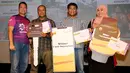 Para pemenang lomba foto kampanye tagar #IndonesiaKalahkanBatas di media sosial, Adrianto (kedua kiri), Peksi Cahyo (kedua kanan) dan Nurjanah (kanan) pada acara penutupan kampanye di Jakarta, Selasa (25/9). (Liputan6.com/Fery Pradolo)