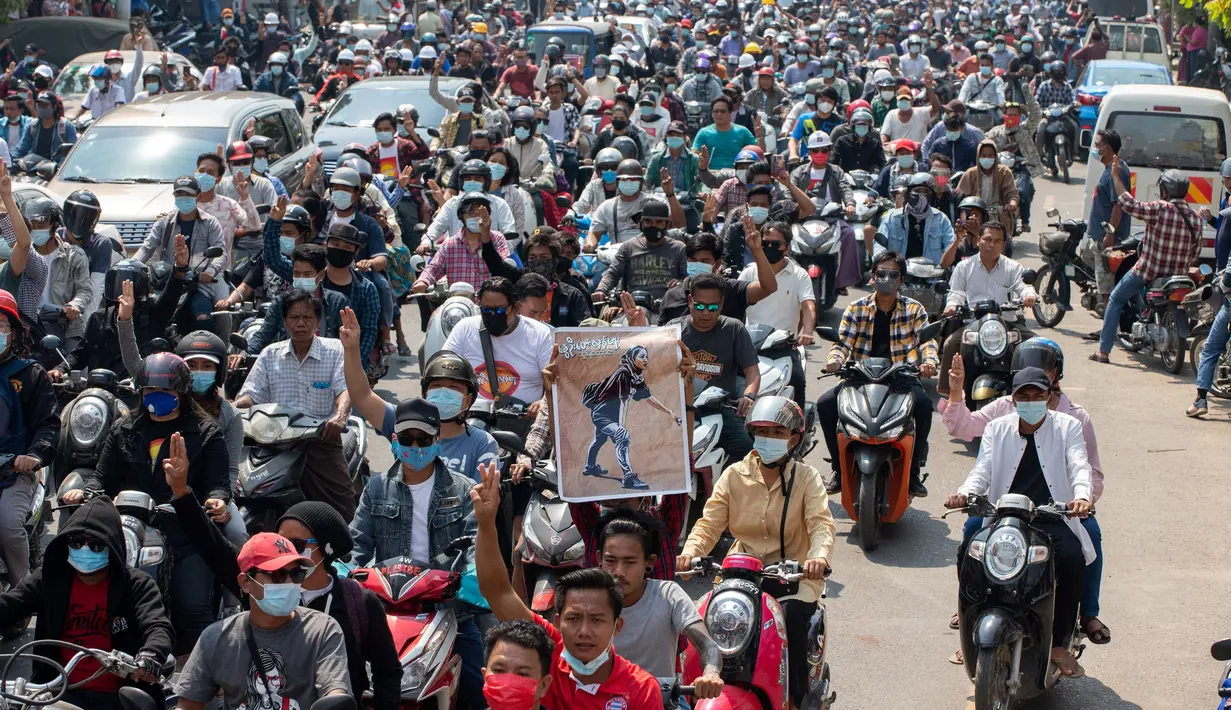 Orang-orang menghadiri prosesi pemakaman Kyal Sin sehari setelah tewas dalam demonstrasi menentang kudeta militer, di Mandalay, Myanmar, Kamis (4/3/2021).  kudeta militer. Mahasiswa 19 tahun tersebut kepalanya tertembus timah panas yang diletuskan oleh petugas militer Myanmar (STR/AFP)