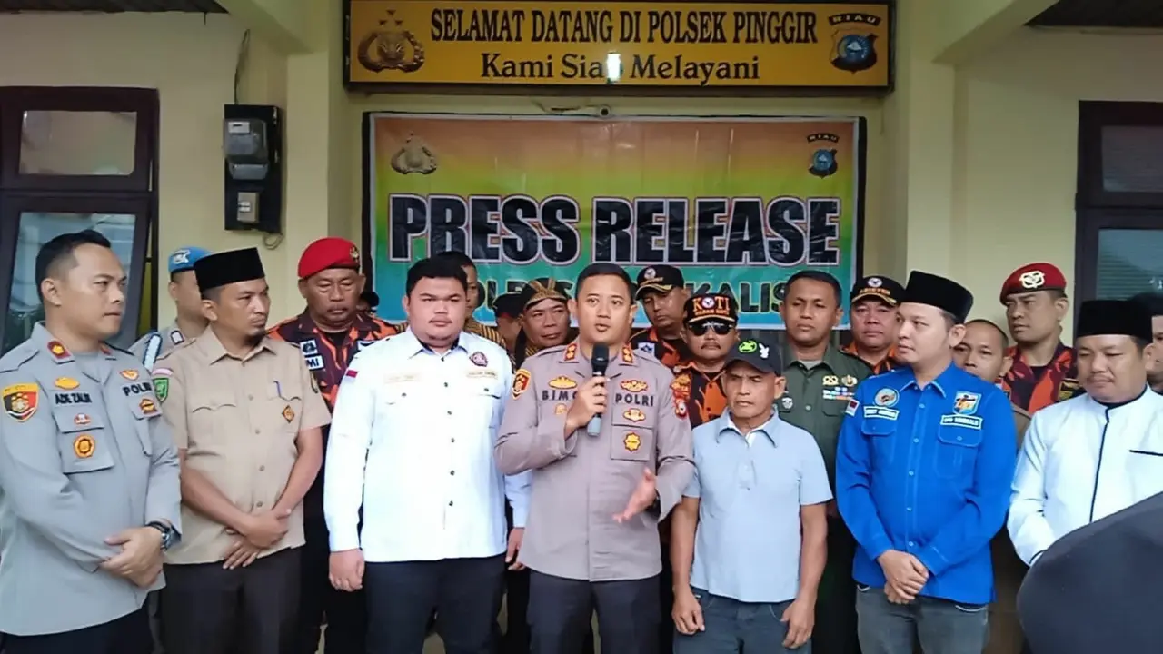 Kapolres Bengkalis AKBP Setyo Bimo Anggoro dalam konferensi pers dugaan penghinaan simbol negara di Kabupaten Bengkalis.