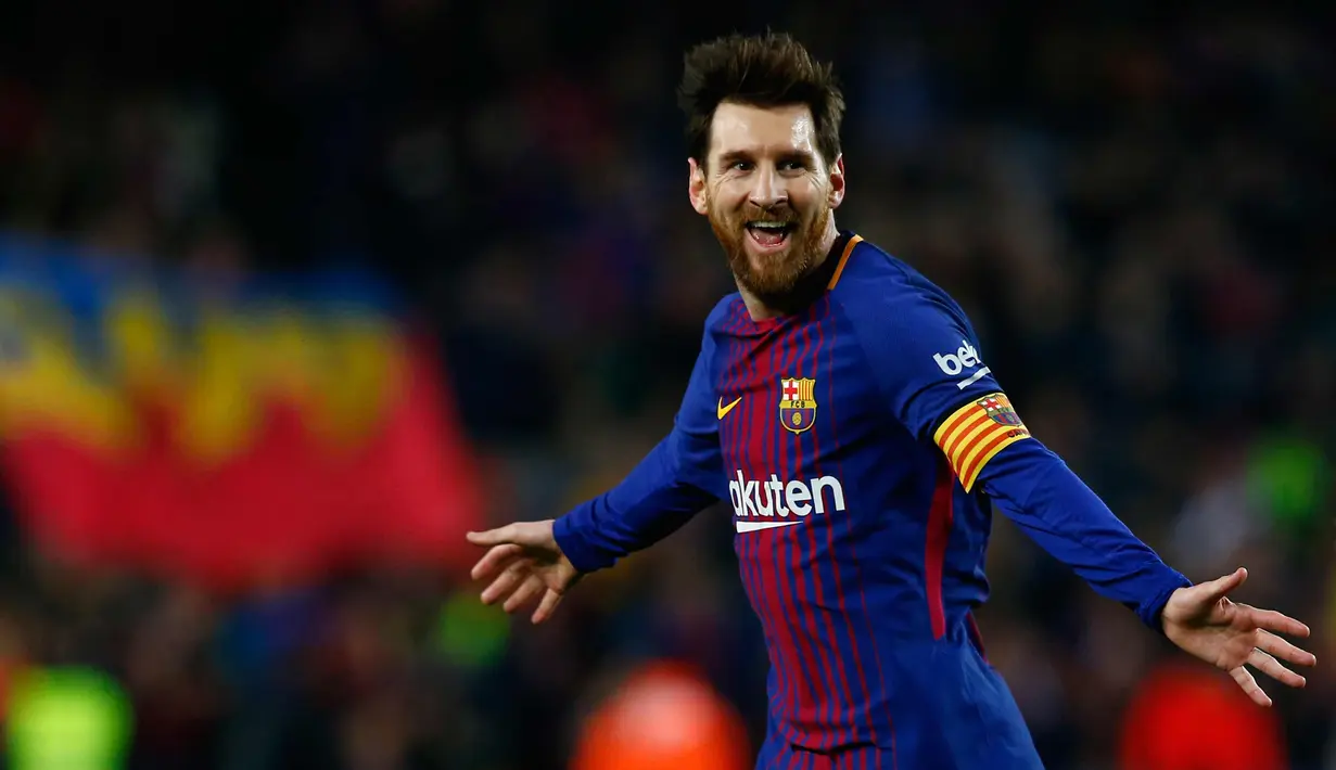 Penyerang Barcelona, Lionel Messi melakukan selebrasi usai mencetak gol ke gawang Girona pada lanjutan La Liga Spanyol di stadion Camp Nou (25/2). Barcelona menang telak 6-1 dan Messi mencetak dua gol di pertandingan ini. (AP Photo/Manu Fernandez)