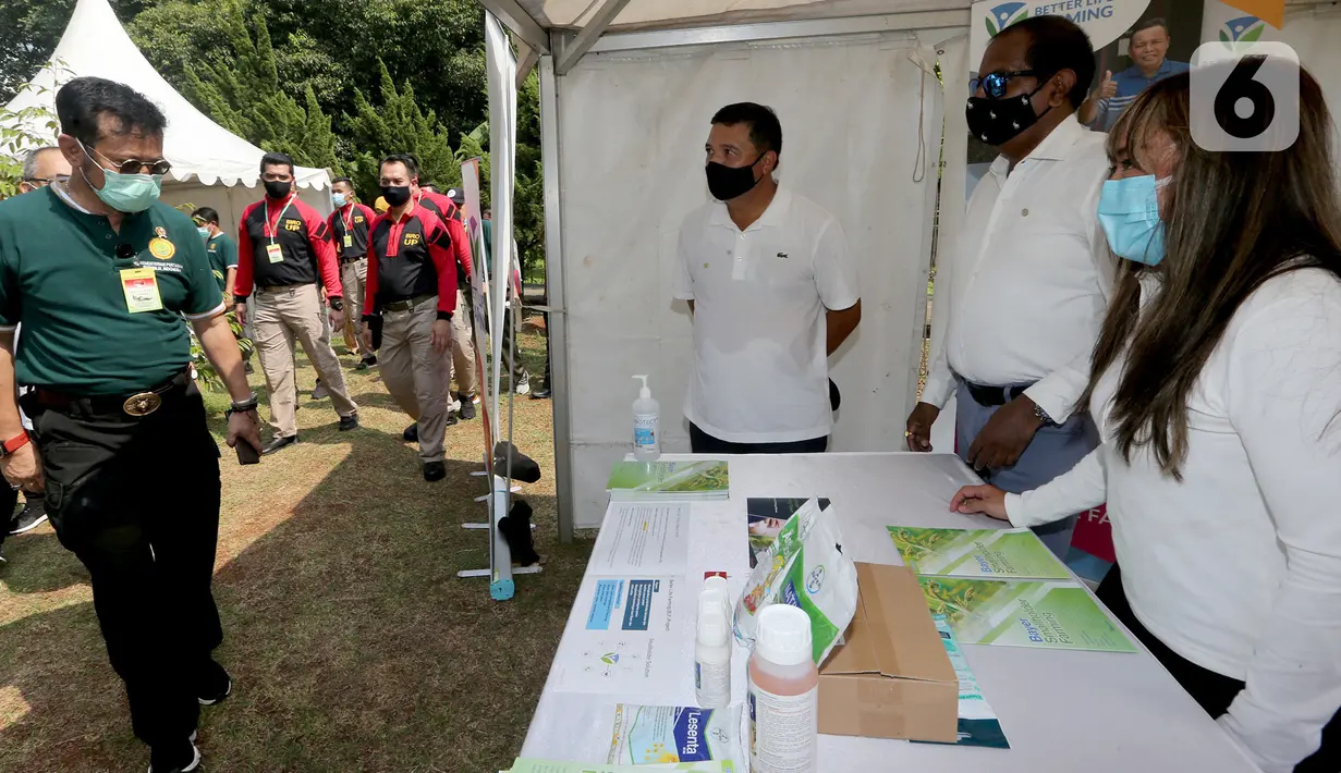 Menteri Pertanian Syahrul Yasin Limpo meninjau stan pameran bayer pada Hari Tani Nasional di Jakarta, Kamis (24/9/2020). Program pemberdayaan Better Life Farming senilai Rp197 miliar yang melibatkan Mercy Corps Indonesia ditujukan untuk 500 ribu petani yang terdampak pandemi. (Liputan6.com/Pool)