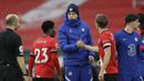 Manajer tim Chelsea, Thomas Tuchel (tengah) menyalami kapten tim Southampton, James Ward-Prowse usai berakhirnya laga lanjutan Liga Inggris 2020/21 pekan ke-25 di St. Mary's Stadium, Southampton, Sabtu (20/2/2021). Chelsea bermain imbang 1-1 dengan Southampton. (AP/Kirsty Wigglesworth/Pool)