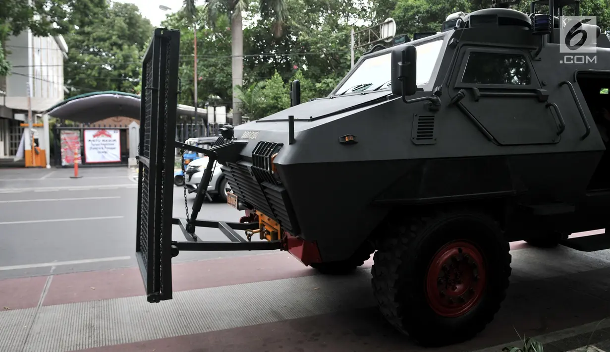 Kendaraan taktis kepolisian terparkir menjelang perayaan Hari Natal di kompleks Gereja Katedral, Jakarta, Minggu (23/12). Gereja Katedral menyiapkan sekitar 6 ribu kursi untuk menampung jemaat yang akan menghadiri Misa Natal. (Merdeka.com/Iqbal S Nugroho)