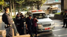 Komisi Pemberantasan Korupsi membawa dua politisi dan pejabat Pemkab Musi Banyuasin untuk diperiksa di gedung KPK Jakarta, Sabtu (20/6/2015). Keempat orang tersebut merupakan hasil OTT pada Jumat (19/6) malam. (Liputan6.com/Helmi Fithriansyah)