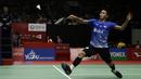 Tunggal Putra Indonesia, Jonatan Christie, saat menghadapi tunggal Chinese Taipei, Wang Tzu We, pada laga Indonesia Masters 2020 di Istora, Jakarta, Kamis (16/1). Jonatan Christie unggul 21-15 dan 21-15. (Bola.com/Yoppy Renato)