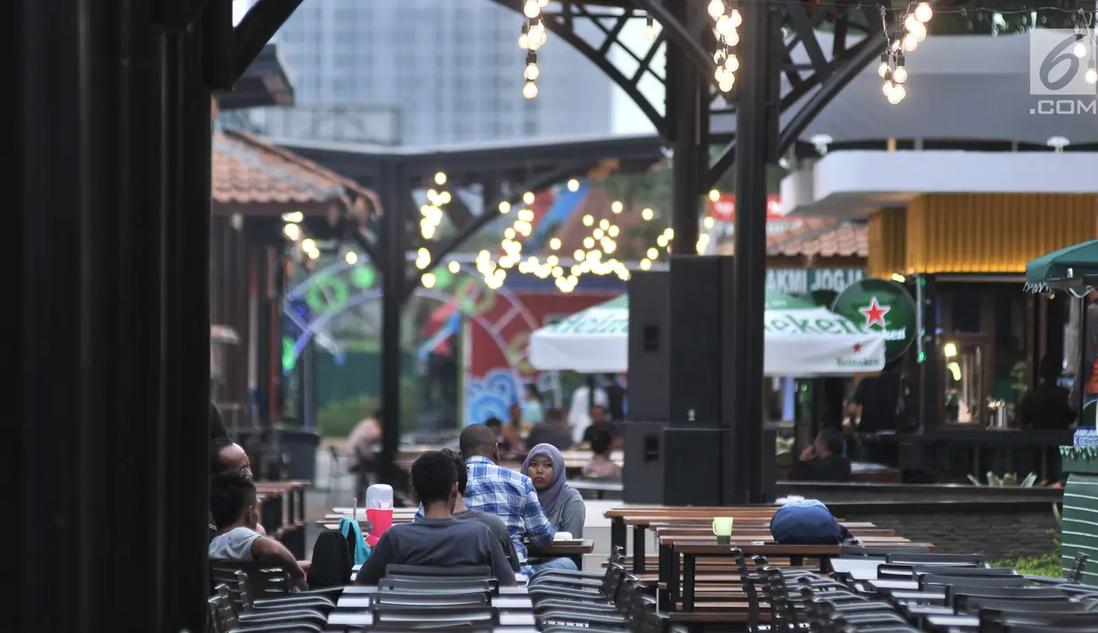 Pengunjung berada di area Food Street di Pulau D reklamasi atau Pantai Maju, Jakarta, Selasa (29/1). Tidak hanya menyajikan makanan, pengunjung juga bisa menikmati alunan musik nan syahdu yang disajikan sepanjang malam. (Merdeka.com/Iqbal S. Nugroho)