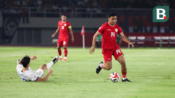 <p>Pemain Timnas Indonesia, Asnawi Mangkualam Bahar berusaha melewati pemain Filipina pada laga Grup B Piala AFF 2024 yang berlangsung di Stadion Manahan, Solo, Jawa Tengah, Sabtu (21/12/2024). (Bola.com/Abdul Aziz)</p>