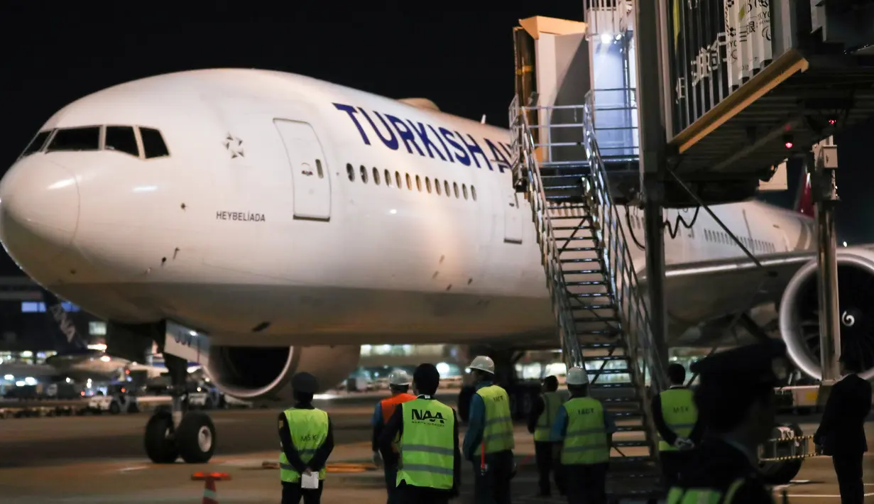 Pesawat yang membawa jurnalis lepas Jepang Jumpei Yasuda dari Istanbul di bandara Narita di Prefektur Chiba (25/10). Jumpei meyakini dia disekap di Idlib, sebuah provinsi di wilayah barat laut Suriah. (AFP Photo/Behrouz Mehri)