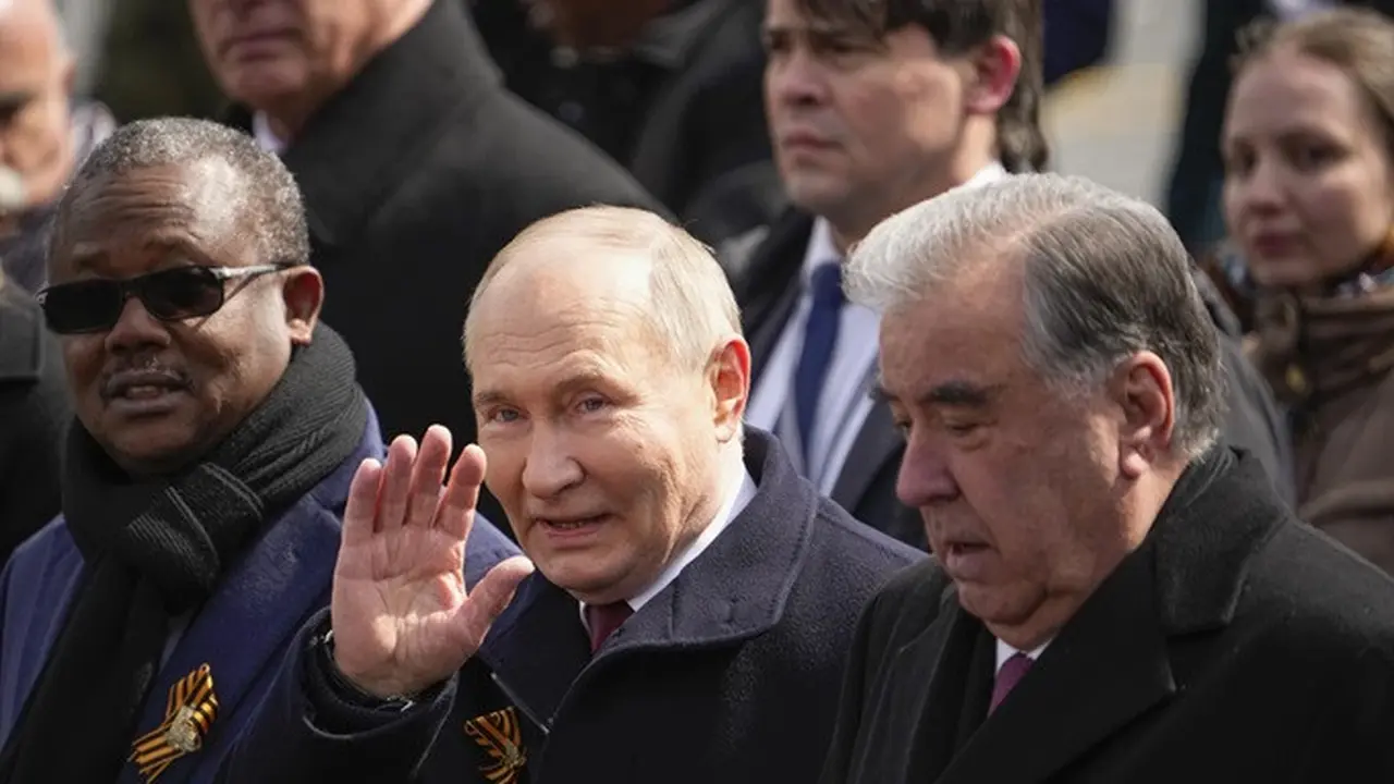 Presiden Tajikistan Emomali Rahmon (kanan) dan Presiden Vladimir Putin menghadiri parade militer Hari Kemenangan di Moskow, Rusia, Kamis (9/5/2024). Hari Kemenangan memeringati menyerahnya Nazi Jerman pada Uni Soviet pada akhir Perang Dunia II.