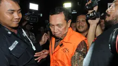 Sekretaris Jenderal KONI, Ending Fuad Hamidy mengenakan rompi tahanan seusai pemeriksaan di gedung KPK, Kamis (20/12). KPK resmi menahan Ending Fuad Hamidy setelah terjaring OTT terkait suap dana hibah dari Kemenpora ke KONI. (Merdeka.com/Dwi Narwoko)
