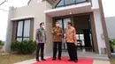 Marketing Director PT Agung Podomoro Land Tbk. (APLN) Agung Wirajaya (tengah), CMO Kota Podomoro Tenjo Zaldy Wihardja dan Kepala Project Mansyur Wahab berbincang di sela-sela peresmian enam rumah contoh atau show unit Kota Podomoro Tenjo, Bogor, Jawa Barat (30/10/2021). (Liputan6.com/HO/Ading)