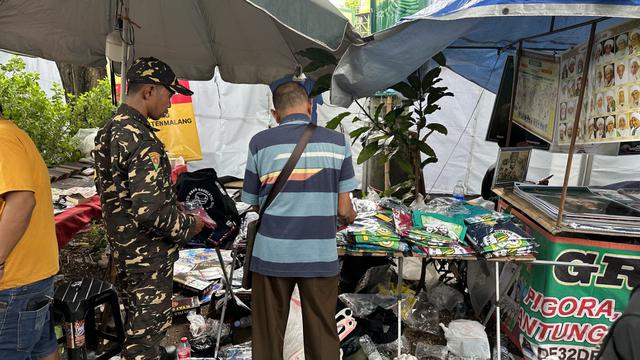 Anggota Banser Berburu Baju Anak di Acara Resepsi 1 Abad NU