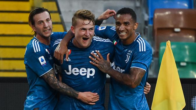Bek Juventus, Matthijs de Ligt (tengah) berselebrasi usai mencetak gol ke gawang Udinese pada pertandingan lanjutan Liga Serie A Italia di Stadion Dacia Arena di Udine (23/7/2020). Juventus harus menunda scudetto untuk kesembilan beruntun setelah kalah 2-1 atas Udinese. (AFP Photo/Marco Bertorello)