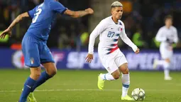 Pemain Amerika Serikat, Romain Gall menggiring bola dari kawalan bek Italia, Francesco Acerbi selama pertandingan persahabatan di Cristal Arena di Genk, Belgia (20/11). Italia menang tipis atas AS 1-0. (AP Photo / Francisco Seco)