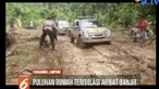 Petugas terus membersihkan sejumlah fasilitas umum seperti gedung sekolah yang direndam lumpur.