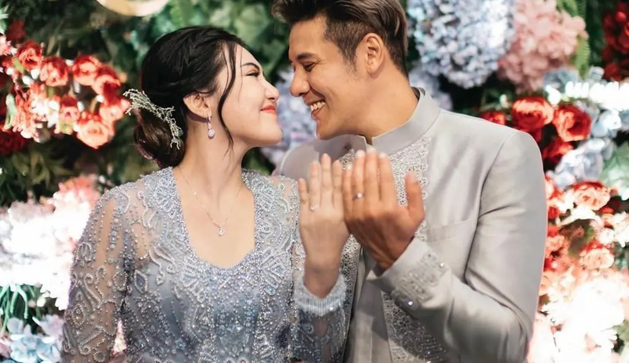 Di momen bahagianya tersebut, Via Vallen tampil cantik dan anggun mengenakan kebaya bernuansa abu-abu yang lembut rancangan desainer Ayung Berinda. Sementara Vokalis band Papinka, Chevra Yolandi pilih beskap nuansa silver. (Instagram/viavallen).