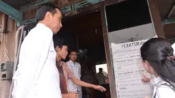 Presiden Jokowi didampingi Menko PMK Puan Maharani (kanan) mendengarkan penjelasan petugas saat meninjau rumah evakuasi balita yang terkena dampak kabut asap di kawasan 5 Ulu, Palembang, Sumsel, Jumat (30/10). (Laily Rachev_Setpres)