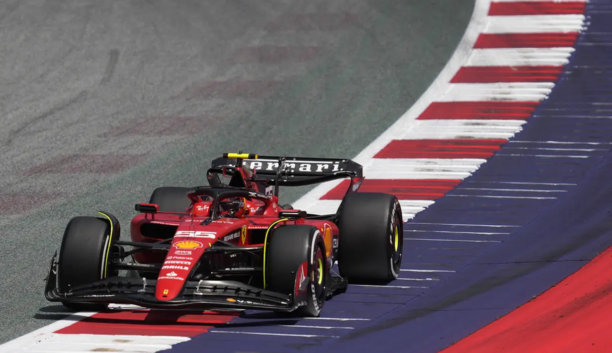 <p>Vertappen berhak start di posisi terdepan pada balapan F1 GP Austria 2023 setelah mengasapi dua pembalap Ferrari, Charles Leclerc dan Carlos Sainz Jr di Q3. (AP Photo/Darko Vojinovic)</p>