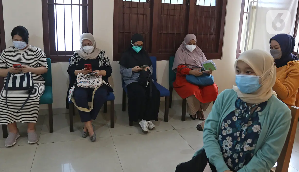 Sejumlah bu hamil antre untuk melakukan vaksinasi Covid-19 di RSIA Tambak, Jakarta, Rabu (18/8/2021). Vaksinasi bagi ibu hamil dan menyusui yang dilakukan sekali dalam sepekan menggunakan vaksin jenis Sinovac ini dibatasi jumlahnya hanya 60 peserta. (Liputan6.com/Herman Zakharia)