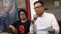 Direktur Amnesty Internasional, Usman Hamid (kanan) saat menyampaikan keterangan bersama terkait 15 tahun terbunuhnya aktivis HAM Munir di Jakarta, Jumat (6/9/2019). Koalisi Keadilan untuk Munir mendesak pemerintah tegas dan serius menuntaskan kasus Munir. (Liputan6.com/Helmi Fithriansyah)