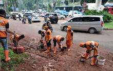 Gerak Cepat, Pasukan Orange Bersihkan Sampah Tahun Baru Jakarta Sebelum Subuh