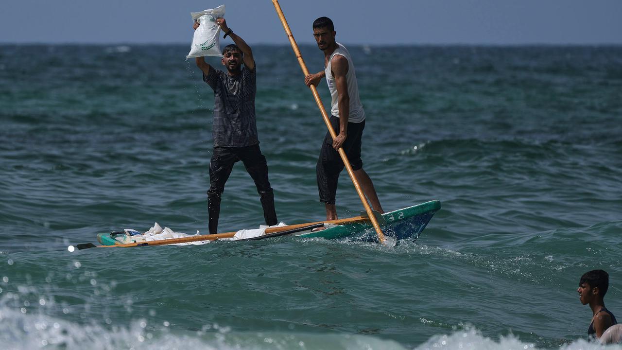 FOTO: Di Tengah Krisis, Warga Gaza Berebut Bantuan yang Tercebur ke Laut Mediterania