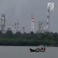 Kegiatan warga sekitar di dekat kilang minyak Pertamina Refenery Unit IV Cilacap, Rabu (7/2). Kilang Pertamina RU IV Cilacap berkapasitas produksi terbesar mencapai 348.000 barrel per hari. (Liputan6.com/JohanTallo)