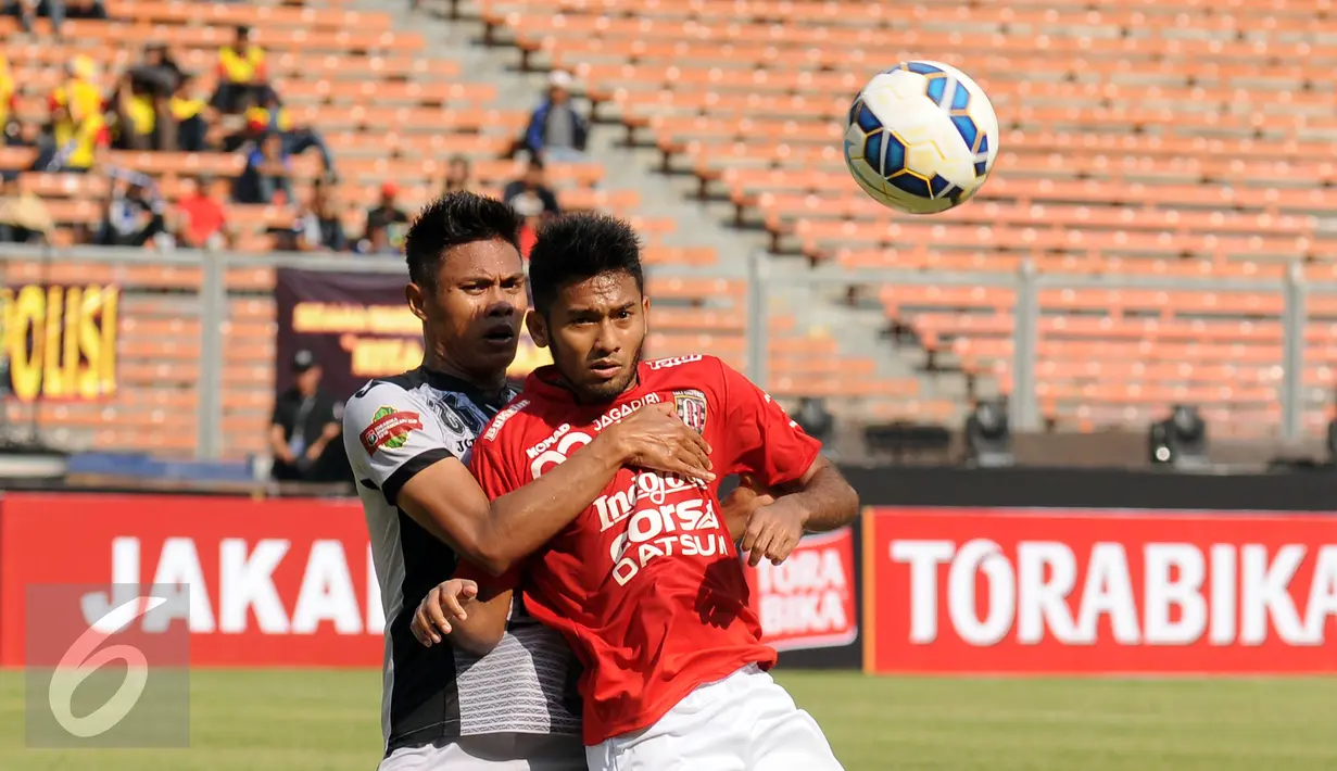 Gelandang Bali United, Syakir berebut bola atas dengan bek Sriwijaya FC Fachrudin WA saat laga perebutan tempat ketiga Piala Bhayangkara 2016 di Stadion GBK Jakarta, Minggu (3/4/2016). Sriwijaya unggul 2-0. (Liputan6.com/Helmi Fithriansyah)