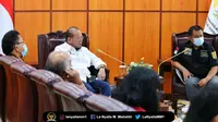 Ketua DPD RI bersama Wakil Ketua Komite II DPD RI Bustami Zainuddin saat menerima audiensi DPP Himpunan Pengusaha Mikro Kecil dan Menengah Indonesia (HIPMIKIMDO) di Komplek Parlemen, Senayan, Jakarta, Senin (12/4/2021). (Foto:Dok.DPD RI)