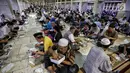 Suasana saat umat muslim mengikuti buka puasa bersama di Masjid Istiqlal, Jakarta, Senin (6/5/2019). Saat akhir pekan jumlah takjil ditambah menjadi 5.000 buah. (Liputan6.com/Faizal Fanani)