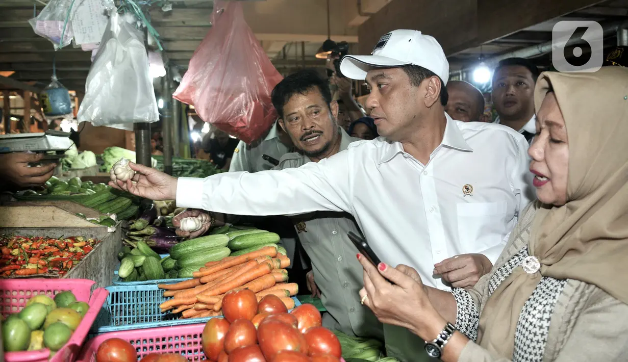 Menteri Perdagangan Agus Suparmanto (tengah) dan Menteri Pertanian Syahrul Yasin Limpo (kiri) memeriksa sayuran saat inspeksi mendadak (sidak) ke Pasar Senen, Jakarta, Senin (3/2/2020). Sidak dilakukan untuk memantau harga bahan pokok yang dijual pedagang. (merdeka.com/Iqbal Nugroho)