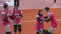 Para pemain Jakarta BIN merayakan keberhasilan meraih poin saat menghadapi Gresik Petrokimia Pupuk Indonesia dalam lanjutan Final Four Proliga 2023 di GOR Jatidiri Semarang, Kamis (2/3/2023) malam WIB. (Dok. Proliga)