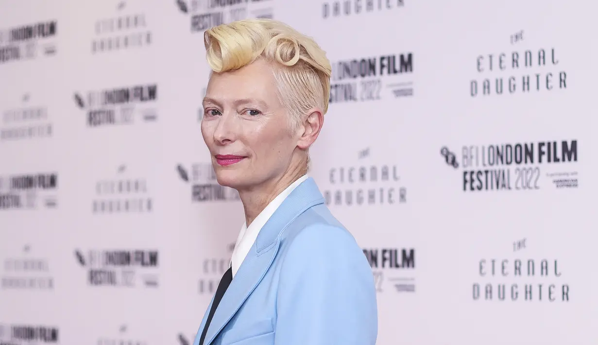 Tilda Swinton berpose untuk para fotografer setibanya di pemutaran perdana film 'The Eternal Daughter' dalam Festival Film London BFI 2022 di London, Kamis, 6 Oktober 2022. Aktris terkenal 61 tahun itu memukau dengan tatanan rambut rockabilly platinum. (Photo by Vianney Le Caer/Invision/AP)