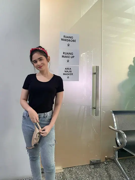 Tampil santai, Tissa mengenakan black t-shirt polos dengan bawahan denim ripped jeans. Serta mengenakan headband berwarna merah / (instagram/tissabiani)