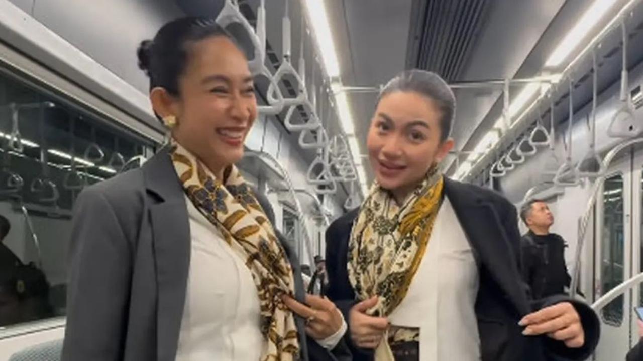 4 Potret Happy Salma dan Ariel Tatum Naik Kereta di Jepang Pakai Outfit Kebaya, Anggun Memesona