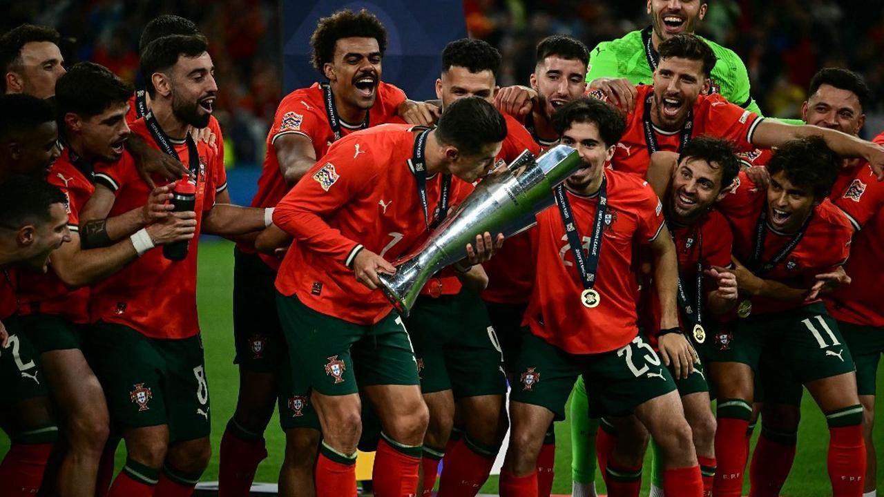 Cristiano Ronaldo Bawa Portugal Raih Juara UEFA Nations League di Umur 40 Tahun