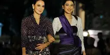 Luna Maya dan Mikha Tambayong menjadi dua artis tanah air yang turut melenggang di runway Istana Berbatik tadi malam, Minggu (1/10/2023). [Foto: Instagram/lunamaya]
