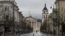 Pemandangan jalan Gediminas yang kosong di Vilnius, Lithuania (7/11/2020). Seluruh wilayah telah dikunci selama tiga minggu secara nasional dari 7 November hingga 29 November, yang memberlakukan pembatasan pada kehidupan sosial dan kegiatan ekonomi.  (AP Photo/Mindaugas Kulbis)