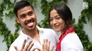 Ekspresi pasangan selebritis Chicco Jerikho bersama istrinya Putri Marino saat berpose di hadapan wartawan, Jakarta, Kamis (8/3). Menurut Putri Marino, sebenarnya dia dan Chicco Jerikho sudah saling mengenal cukup lama. (Liputan6.com/Immanuel Antonius)