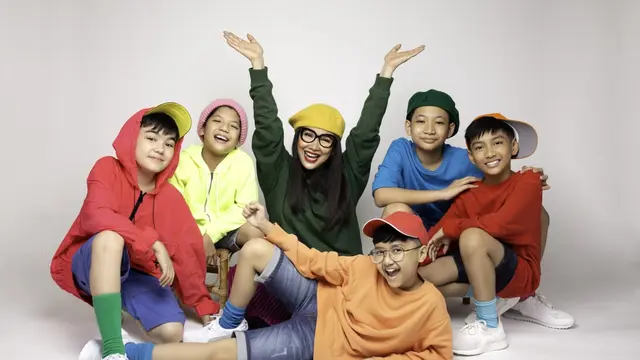 Titi DJ bersama boyband Dear Juliets (ist)