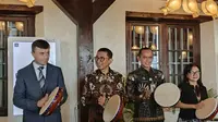 Kedubes Rusia Duta Besar Rusia Sergei Tolchenov berserta para tamu undangan, meresmikan pameran angkatan Laut Rusia dalam rangka 75 tahun hubungan diplomatik Rusia - Indonesia. (Liputan6.com/Alya Felicia Syahputri)