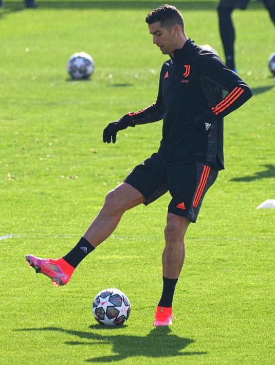 Penyerang Juventus, Cristiano Ronaldo mengontrol bola saat mengikuti sesi latihan tim di tempat latihan Juventus di Turin, Italia (16/2/2021). Pelatih Andrea Pirlo menyatakan dua nama dipastikan tidak akan bermain karena cedera yaitu Paulo Dybala dan Leonardo Bonucci. (AFP/Marco Bertorrello)