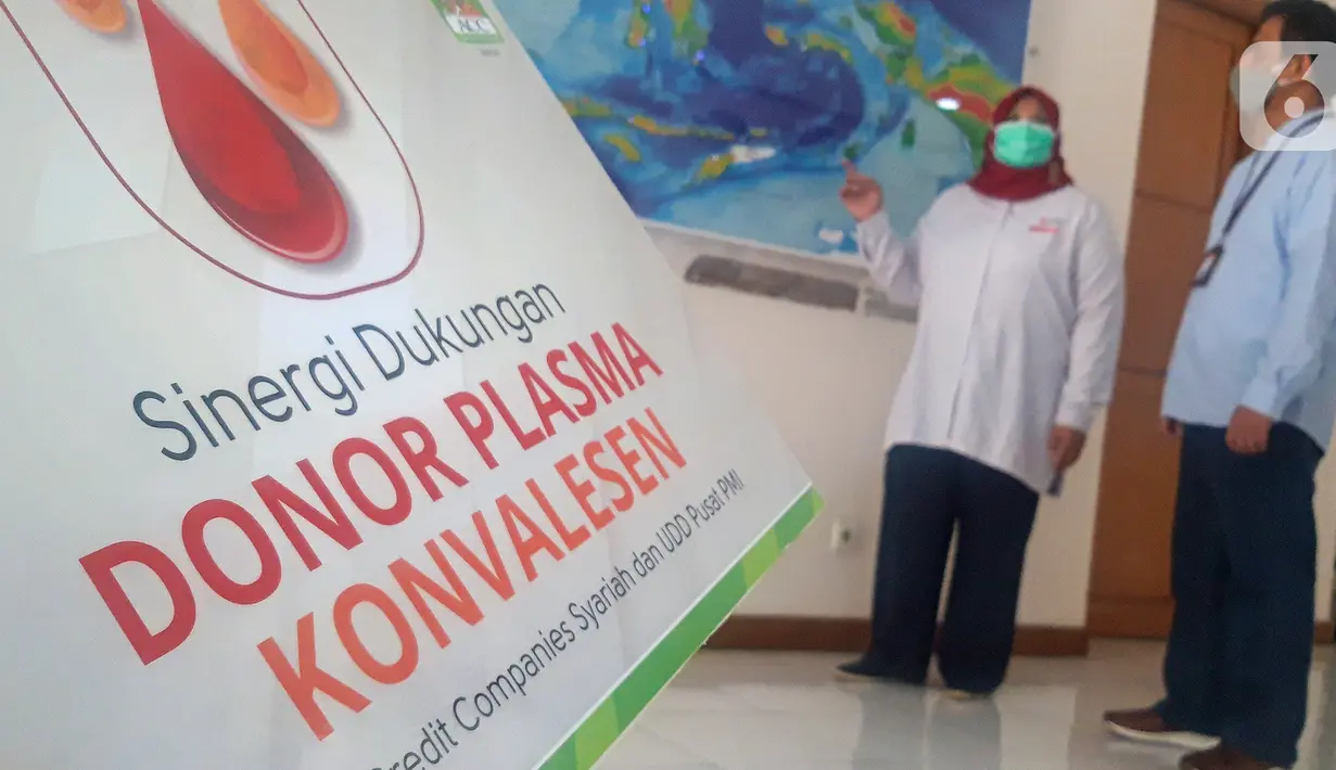Plasma konvalesen adalah plasma darah yang diambil dari pasien Covid-19 yang telah sembuh, dan kemudian diproses agar dapat diberikan kepada pasien yang sedang dalam masa pemulihan setelah terinfeksi. (Liputan6.com/Pool)