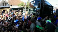 Bobotoh Persib Tasikmalaya berjubel di depan bus Persib saat Sergio van Dijk dkk. menyambangi kediaman Wali Kota Tasikmalaya, Sabtu (4/6/2016). (Bola.com/Erwin Snaz)