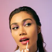 Atas bibir kering saat puasa dengan lip gloss/dok. SECONDATE Beauty