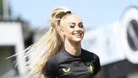 Menjadi pesepakbola paling dicari di Google, Alisha Lesman memiliki kecantikan yang memukau. [Instagram/ Alisha Lehman]