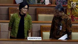 Menteri Keuangan Sri Mulyani menghadiri Rapat Paripurna DPR RI di Kompleks Parlemen, Jakarta, Kamis (27/7). DPR memberikan persetujuan untuk menjadikan aturan intip rekening dari Perppu Nomor 1 Tahun 2017 menjadi UU. (Liputan6.com/Johan Tallo)