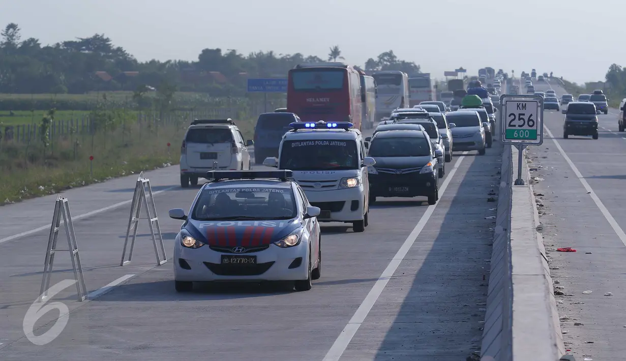 Petugas mengarahkan pemudik untuk melakukan contra flow di dalam Tol Brebes, Jawa Barat, Senin (4/7). Contra flow tersebut diberlakukan untuk memecah kemacetan di Tol Pejagan. (Liputan6.com/Angga Yuniar)